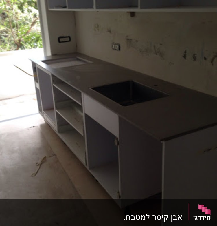 שיש במטבח עם כיור ומשטח עבודה